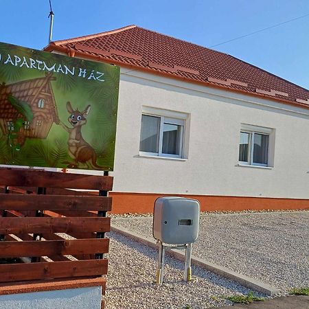 Mini Zoo Apartman Kanije Dış mekan fotoğraf