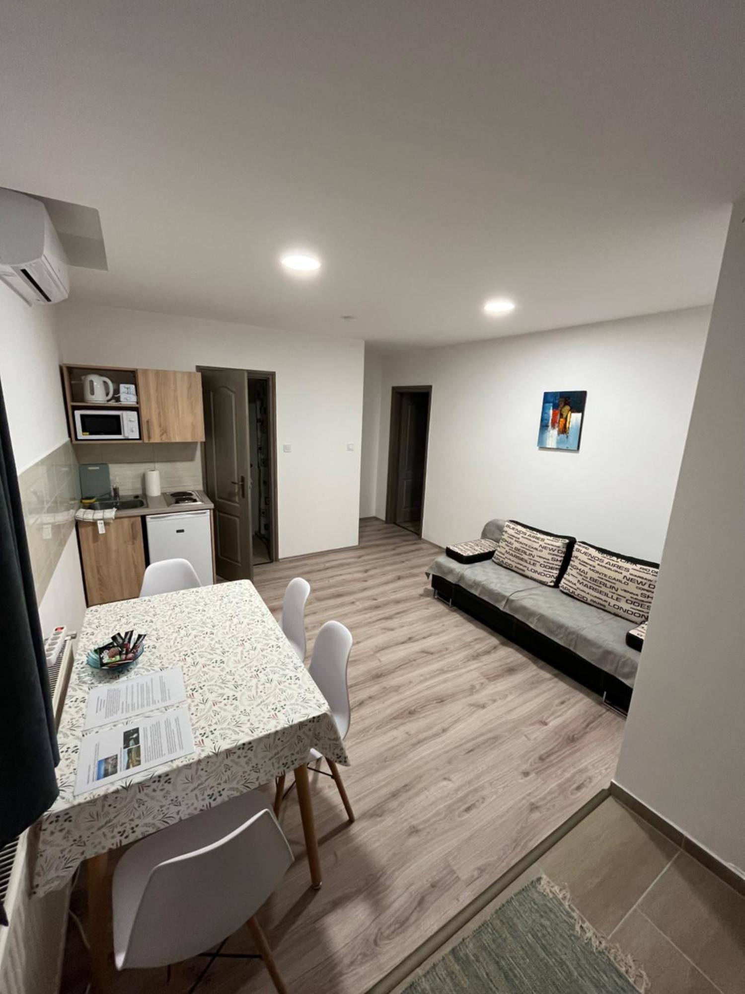 Mini Zoo Apartman Kanije Dış mekan fotoğraf